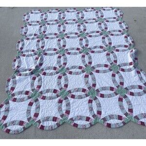 Vintage double wedding Ring patchwork Quilt Scalloped edging 77"x93" Red green